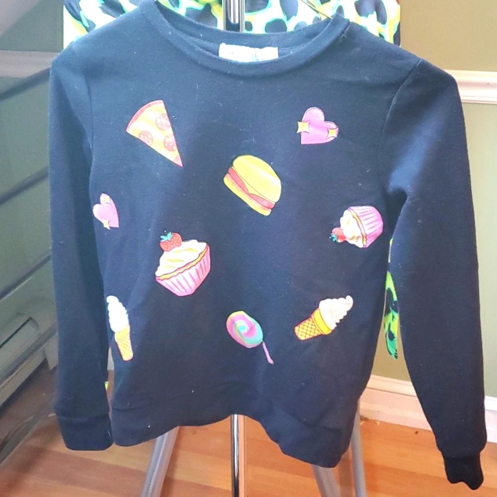 Forever 21 blk printer sweater